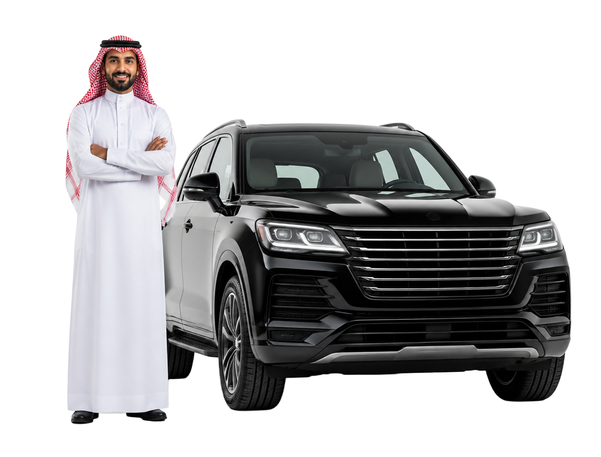 عميل سعودي بجانب سيارة مؤمّنة